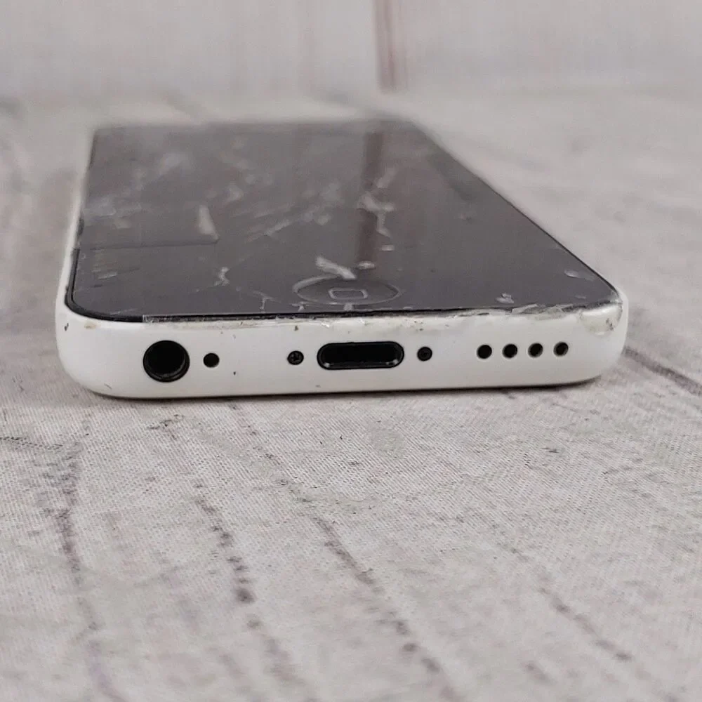 FOR PARTS ONLY AS-IS BROKEN - Apple iPhone 5c - 8GB White A1532 - NO BATTERY